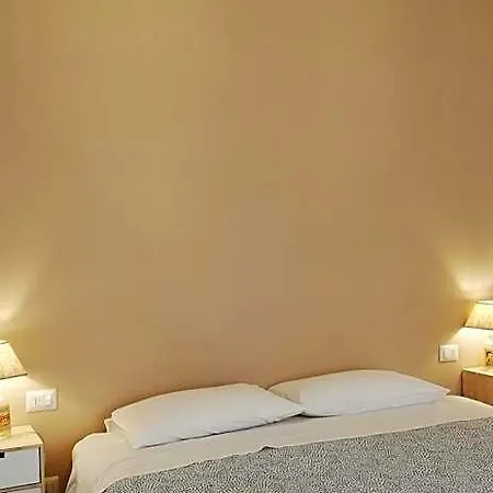 לינה וארוחת בוקר Amare Comfortable 3*